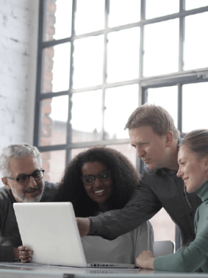 노트북을 둘러싸고 있는 성인 그룹